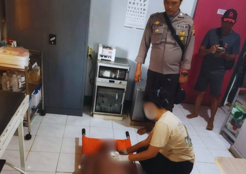Korban saat dibawa ke Puskesmas. Warga Batu Ampar tewas usai diterkam buaya saat mandi. Foto: Dok. Polres Kubu Raya. 
