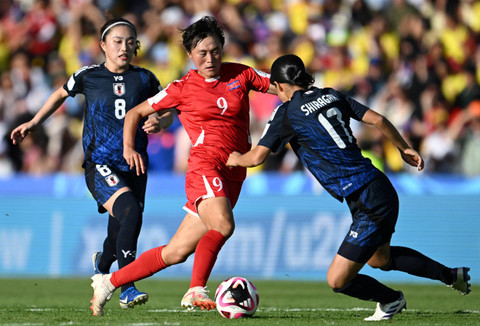 Timnas Wanita Korea Utara U-20 melawan Jepang pada pertandingan final Piala Dunia Wanita U-20 di stadion Nemesio Camacho 'El Campin', Bogota, Kolombia, Minggu (22/9/2024). Foto: Raul ARBOLEDA / AFP
