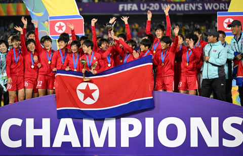 Selebrasi Timnas Wanita Korea Utara U-20 usai menjadi juara Piala Dunia Wanita U-20 di stadion Nemesio Camacho 'El Campin', Bogota, Kolombia, Minggu (22/9/2024). Foto: Raul ARBOLEDA / AFP