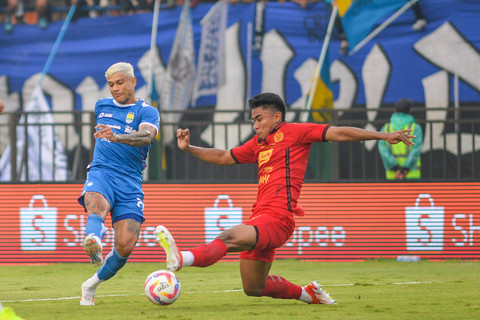 Pemain Persib Bandung Ciro Alves menendang bola ke arah gawang Persija Jakarta pada pertandingan Liga 1 di Stadion Si Jalak Harupat, Bandung, Senin (23/9/2024). Foto: Raisan Al Farisi/ANTARA FOTO