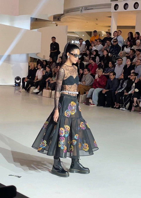 Busana rancangan Rama Dauhan di fashion show Embracing Elegance di Senayan City Fashion Nation, Jumat (20/9/2024). Foto: Istimewa