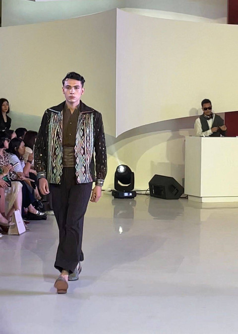 Busana rancangan IKAT Indonesia by Didiet Maulana di fashion show Embracing Elegance di Senayan City Fashion Nation, Jumat (20/9/2024). Foto: Istimewa