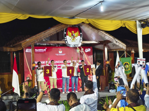 Suasana rapat pleno terbuka pengundian nomor urut Pasangan Calon Wali Kota dan Wakil Wali Kota Yogyakarta Tahun 2024 di Kantor KPU Kota Yogya, Senin (23/9/2024). Foto: Arfiansyah Panji Purnandaru/kumparan