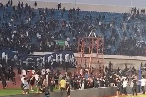 Tangkapan layar video amatir yang merekam kerusuhan di Stadion Si Jalak Harupat, Senin (23/9/2024). Foto: Dok. Istimewa