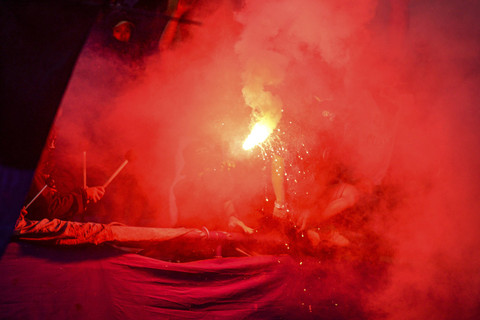 Pendukung tim Persib Bandung menyalakan suar usai pertandingan BRI Liga 1 antara Persib Bandung melawan Persija Jakarta di Stadion Si Jalak Harupat, Kabupaten Bandung, Jawa Barat, Senin (23/9/2024). Foto: Raisan Al Farisi/ANTARA FOTO