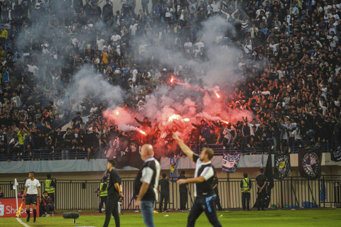 Pendukung tim Persib Bandung menyalakan suar usai pertandingan BRI Liga 1 antara Persib Bandung melawan Persija Jakarta di Stadion Si Jalak Harupat, Kabupaten Bandung, Jawa Barat, Senin (23/9/2024). Foto: Raisan Al Farisi/ANTARA FOTO