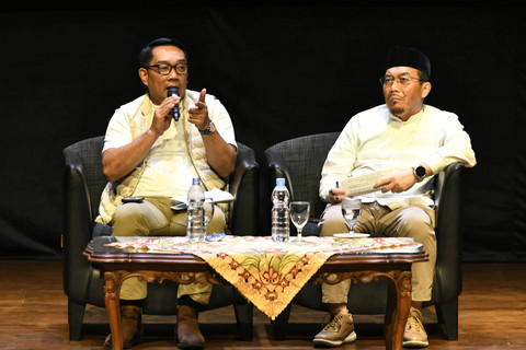 Calon Gubernur DKI Jakarta Ridwan Kamil (kiri) bersama calon wakil Gubernur DKI Jakarta Suswono (kanan) memberikan pandangan dalam Dialog Publik Seni di Taman Ismail Marzuki, Jakarta Pusat, Senin (23/9/2024). Foto: Fakhri Hermansyah/ANTARA FOTO