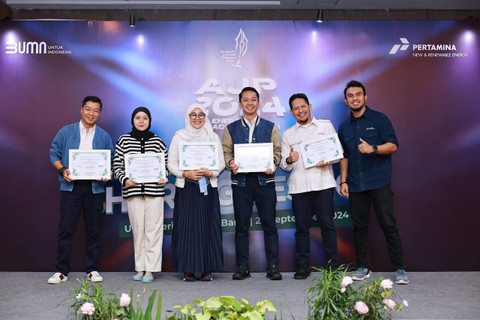 Seremonial simbolis penerimaan sertifikat penurunan emisi sebagai bentuk offset emisi karbon di kegiatan AJP 2024 Teritori Jawa Bagian Barat (JBB), Senin (23/9/2024). Foto: Dok. Pertamina