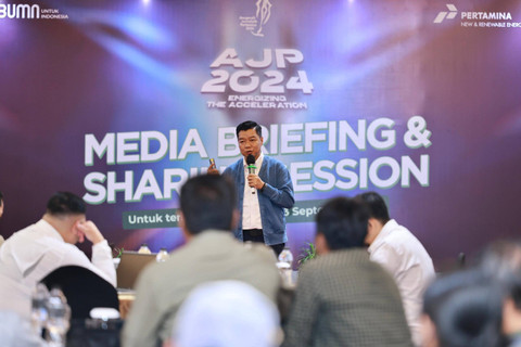 Manager Media Communication PT Pertamina (Persero), Roberth Marchelino Verieza memberikan sambutan dan paparan materi sosialiasi Anugerah Jurnalistik Pertamina (AJP) 2024 di Bandung, Jawa Barat, Senin, (23/09/2024). Foto: Dok. Pertamina