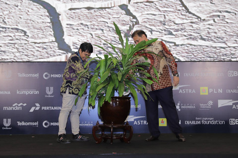 Menko Perekonomian Airlangga Hartarto bersama Pemimpin Redaksi kumparan Arifin Asydhad meresmikan kumparan Green Initiative Conference 2024 di Hotel Borobudur, Jakarta, Selasa (24/9/2024). Foto: Jamal Ramadhan/kumparan