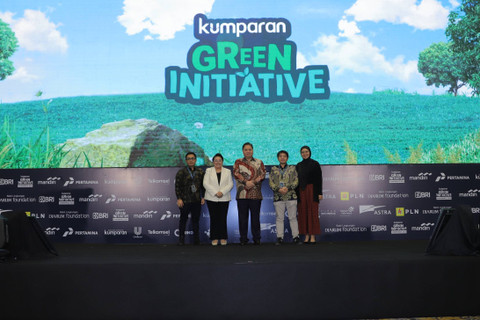 Menko Perekonomian Airlangga Hartarto bersama Pemimpin Redaksi kumparan Arifin Asydhad foto bersama usai meresmikan kumparan Green Initiative Conference 2024 di Hotel Borobudur, Jakarta, Selasa (24/9/2024). Foto: Jamal Ramadhan/kumparan