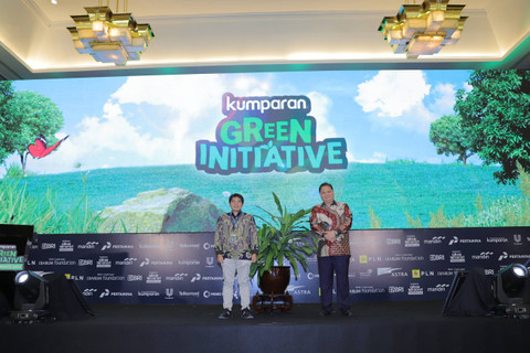 Menko Perekonomian Airlangga Hartarto bersama Pemimpin Redaksi kumparan Arifin Asydhad foto bersama usai meresmikan kumparan Green Initiative Conference 2024 di Hotel Borobudur, Jakarta, Selasa (24/9/2024). Foto: Jamal Ramadhan/kumparan