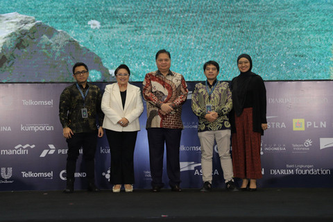 Menko Perekonomian Airlangga Hartarto bersama Pemimpin Redaksi kumparan Arifin Asydhad foto bersama usai meresmikan kumparan Green Initiative Conference 2024 di Hotel Borobudur, Jakarta, Selasa (24/9/2024). Foto: Jamal Ramadhan/kumparan