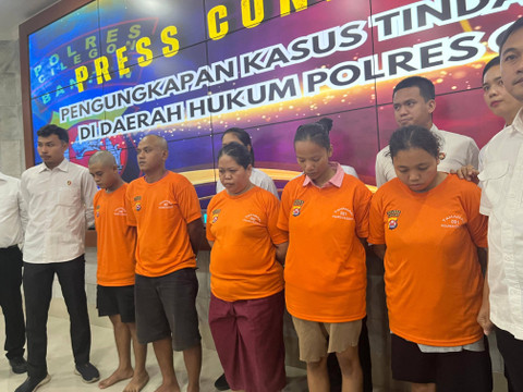 Saenah (tahanan paling kanan), Rahmi (tahanan ketiga kanan). Dok: kumparan