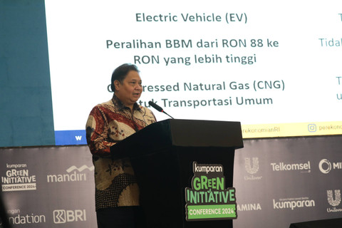 Menko Perekonomian Airlangga Hartarto bersama Pemimpin Redaksi kumparan Arifin Asydhad meresmikan kumparan Green Initiative Conference 2024 di Hotel Borobudur, Jakarta, Selasa (24/9/2024). Foto: Aditia Noviansyah/kumparan