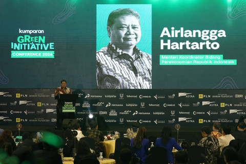 Menko Perekonomian Airlangga Hartarto bersama Pemimpin Redaksi kumparan Arifin Asydhad meresmikan kumparan Green Initiative Conference 2024 di Hotel Borobudur, Jakarta, Selasa (24/9/2024). Foto: Aditia Noviansyah/kumparan