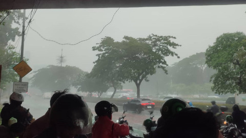  Hujan dengan intensitas tinggi disertai angin kencang melanda Jakarta, Selasa (24/9/2024).  Foto: Rachmadi Rasyad/kumparan