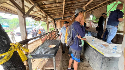 toko kelontong tempat korban berkumpul sebelum loncat di tepi Kali Bekasi. Foto: Haya Syahira/kumparan