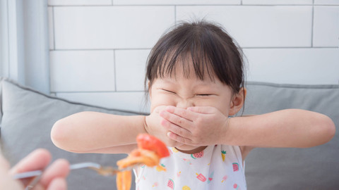 Ilustrasi anak menolak makan karena tidak diberi gadget. Foto: Shutterstock