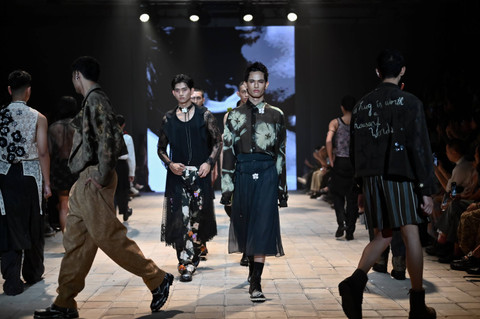 Koleksi Rama Dauhan x Tanah Le Sae di Plaza Indonesia Men's Fashion Week 2024. Foto: Dok. PIMFW