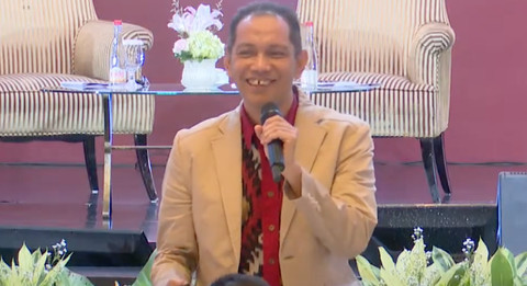 Wakil Ketua KPK Nurul Ghufron tersenyum saat diprotes politikus PDIP, Tia Rahmania, di Lemhannas, Minggu (22/9/2024). Foto: YouTube Lemhannas