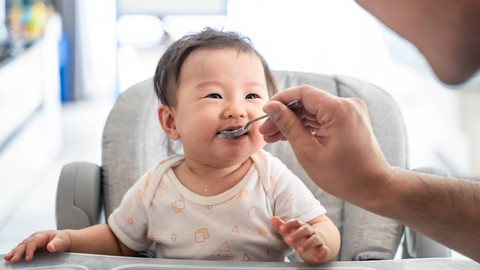 Ilustrasi menyuapi bayi makan buah. Foto: Shutterstock