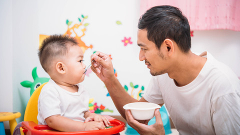 Ilustrasi  Menyuapi Bayi Makan. Foto: Shutterstock