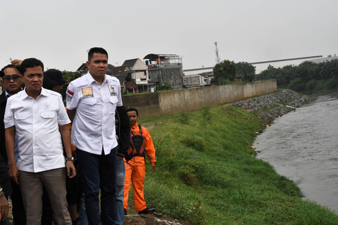 Wakil Ketua DPR Komisi III Habiburokhman (kedua kiri) bersama anggota Arteria Dahlan (kanan) meninjau lokasi penemuan tujuh jenazah di aliran Kali Bekasi, Jatiasih, Bekasi, Jawa Barat, Selasa (24/9/2024). Foto: Fakhri Hermansyah/ANTARA FOTO