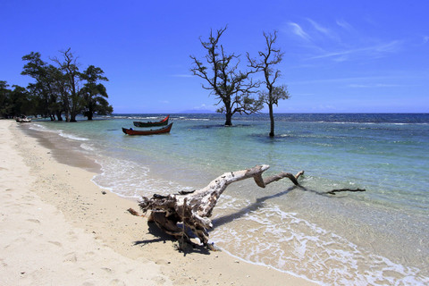 Pantai Lhok Mee di Aceh. Foto: Budi Winarno/Shutterstock