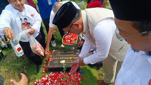 Ridwan Kamil-Suswono (RIDO) berziarah ke sejumlag makam tokoh-tokoh di TPU Karet Bivak, Jakpus, Rabu (25/9/2024). Foto: Thomas Bosco/kumparan