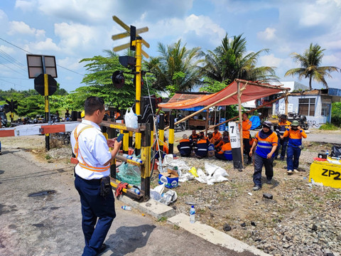 Petugas KAI saat di lokasi kecelakaan kereta melawan truk di Perlintasan Sebidang (JPL 714) antara Stasiun Sentolo-Stasiun Rewulu, Kapanewon Sedayu, Kabupaten Bantul. Foto: Dok. KAI Daop 6