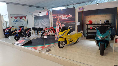 Honda EM1 e dan Honda PCX160 edisi spesial siap menyambut pengunjung di Bandar Udara Internasional Zainuddin Abdul Madjid, Praya, Lombok Tengah. Foto: dok AHM