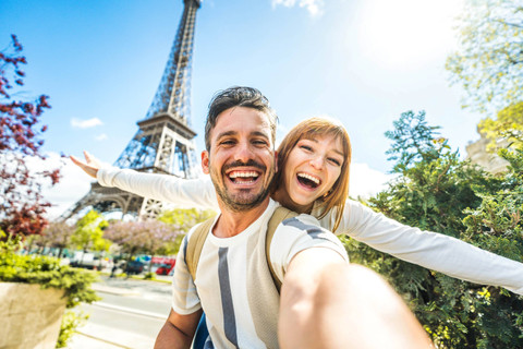  Ilustrasi pasangan yang ambil foto selfie. Foto: Shutterstock