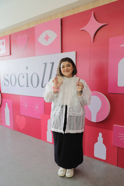 Lizzie Parra owner BLP Beauty saat berkunjung ke Warehouse Sociolla di Cikupa, Tangerang, Selasa (13/8). Foto: Jamal Ramadhan/kumparan
