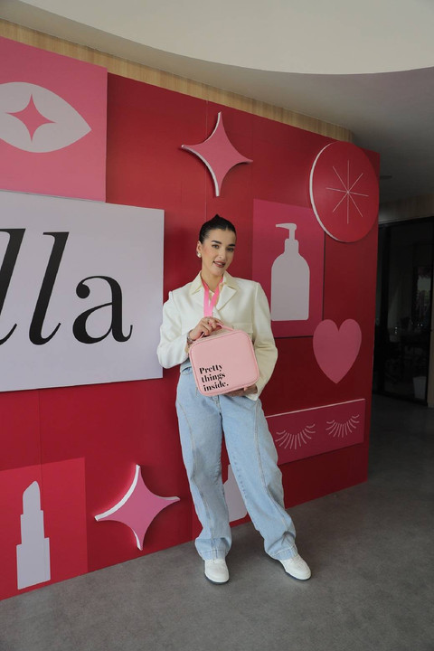 Tasya Farasya owner MOP Beauty melakukan proses packing pesanan di Warehouse Sociolla di Cikupa, Tangerang, Selasa (13/8). Foto: Jamal Ramadhan/kumparan