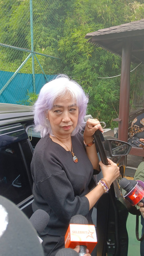 Ibunya Kimberly Ryder tiba untuk menghadiri sidang lanjutan cerai di Pengadilan Agama (PA) Jakarta Pusat, Rabu (25/9/2024). Foto: Vincentius Mario/kumparan