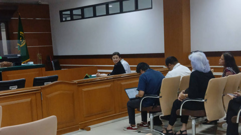 Kimberly Ryder, ibunya, dan kuasa hukumnya, Machi Achmad, saat menghadiri sidang lanjutan cerai di Pengadilan Agama (PA) Jakarta Pusat, Rabu (25/9/2024). Foto: Vincentius Mario/kumparan