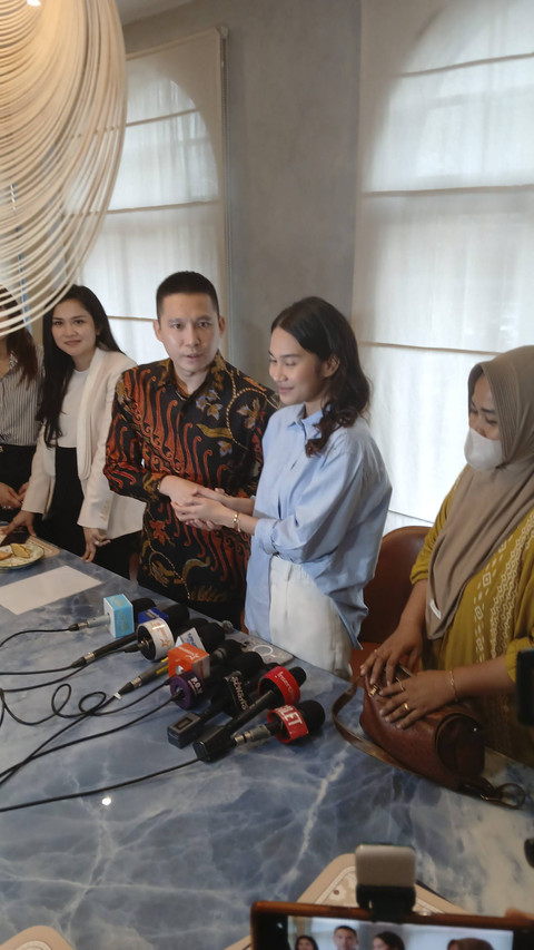 Azizah Salsha berdamai dengan dua terlapor dugaan pencemaran nama baik dan penghinaan di Senopati, Jakarta Selatan, Rabu (25/9/2024). Foto: Vincentius Mario/kumparan