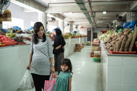 Ilustrasi ibu ajak anak belanja ke pasar. Foto: Shutterstock