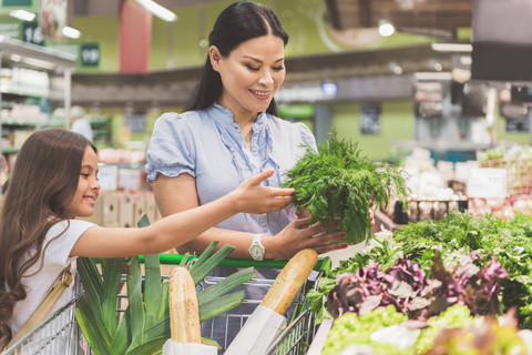 Ilustrasi ibu ajak anak belanja ke pasar. Foto: Shutterstock