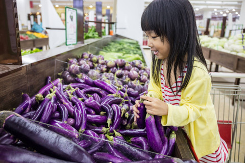 Ilustrasi ibu ajak anak belanja ke pasar. Foto: Shutterstock