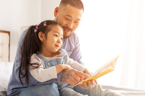 Ilustrasi Ayah Mengajari Anak Membaca. Foto: Malitskiy/Shutterstock