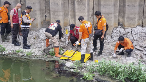 Tulang belulang manusia ditemukan di dekat penyaringan sampah pompa air Wonorejo, Kelurahan Kedung Baruk, Kecamatan Rungkut, Surabaya, pada Rabu (25/9/2024). Foto:  Farusma Okta Verdian/kumparan