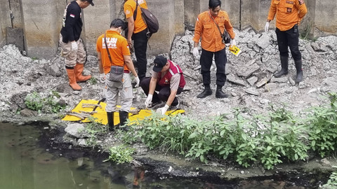 Tulang belulang manusia ditemukan di dekat penyaringan sampah pompa air Wonorejo, Kelurahan Kedung Baruk, Kecamatan Rungkut, Surabaya, pada Rabu (25/9/2024). Foto:  Farusma Okta Verdian/kumparan