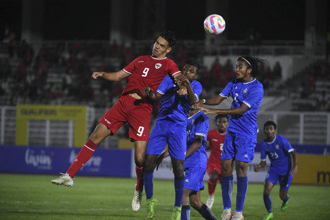 Pemain Timnas Indonesia U-20 Jens Raven berduel di udara dengan dua pemain Maladewa Ahmed Nawaf Fauzy dan Abdulla Looth Ibrahim pada pertandingan Grup F Kualifikasi Piala Asia U-20 2025 di Stadion Madya Gelora Bung Karno, Jakarta, Rabu (25/9/2024). Foto: Hafidz Mubarak/ANTARA FOTO