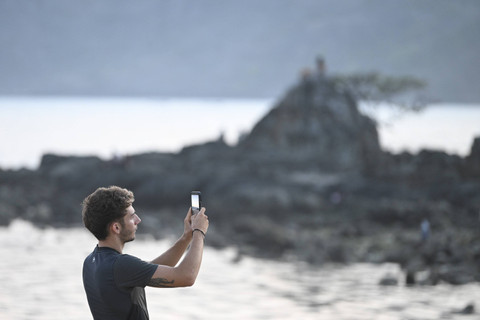 Wisatawan memotret dengan gawainya di Pantai Kuta Mandalika, Lombok Tengah, NTB, Rabu (25/9/2024). Foto: Akbar Nugroho Gumay/ANTARA FOTO