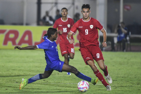 Pemain Timnas Indonesia U-20 Jens Revan (kanan) diadang pemain Timnas Maladewa U-20 Ahmed Nawaf Fauzy pada laga Kualifikasi Piala Asia U-20 2025 Grup F di Stadion Madya Gelora Bung Karno, Jakarta, Rabu (25/9/2024). Foto: Hafidz Mubarak/ANTARA FOTO