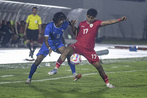 Pemain Timnas Indonesia U-20 Muhammad Mulfi Hidayat (kanan) berebut bola dengan pemainTimnas Maladewa U-20 Abdulla Looth Ibrahim pada laga Kualifikasi Piala Asia U-20 2025 Grup F di Stadion Madya Gelora Bung Karno, Jakarta, Rabu (25/9/2024). Foto: Hafidz Mubarak/ANTARA FOTO