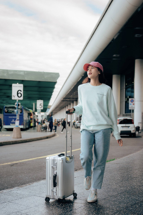 Gaya Maudy Ayunda di Onitsuka Tiger Milan Fashion Week 2024. Foto: Onitsuka Tiger