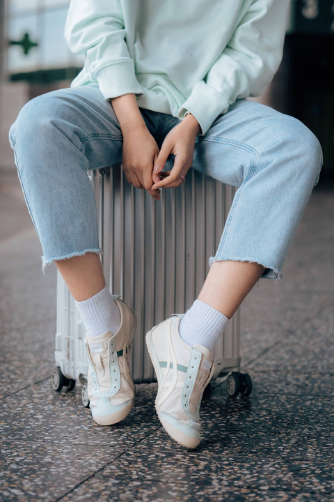 Gaya Maudy Ayunda di Onitsuka Tiger Milan Fashion Week 2024. Foto: Onitsuka Tiger